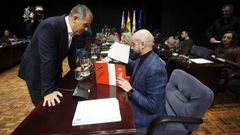 El portavoz del PP, Rafa Dom�nguez, y el del PSOE, Iv�n Puentes, durante un pleno en el Concello de Pontevedra