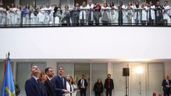 El presidente del Gobierno, Pedro S�nchez (c), acompa�ado por el jefe del Ejecutivo asturiano, Adri�n Barb�n (3i), interviene ante la prensa durante su visita al Hospital Universitario Central de Asturias (HUCA)