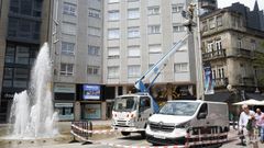 Inicio de los trabajos de renovaci�n de las luminarias de la zona norte del casco urbano de Pontevedra, este mi�rcoles en la glorieta de Compostela
