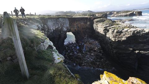 El �ltimo gran desprendimiento en la playa de As Catedrais junto a los ic�nicos arcos, a finales del a�o 2020