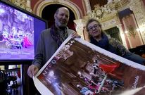 La concejala, con el fot�grafo Mani Moret�n, en la presentaci�n del cartel del Entroido.