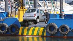 Retiran sumergido, debajo del pantaln el coche del hombre que perdi la vida al precipitarse al mar con su vehculo en el puerto de Portonovo