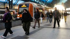 Aspecto de los andenes de la Estaci�n de Francia, en Barcelona, este martes cuando la compa��a Renfe mantiene su plan de reanudaci�n parcial del servicio de Rodalies y Regionales en Catalu�a.