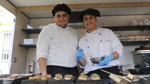 Alumnos de cocina, preparando canaps calientes