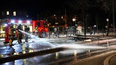 Los bomberos limpian la zona del accidente ocurrido en Estocolmo