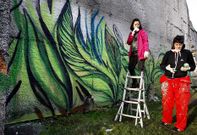 Venanzi y Fraile -en la imagen de archivo, empezando el mural de la calle del Sol- comenzar�n esta semana a trabajar por separado en otros espacios urbanos de Carballo.