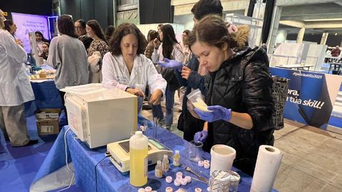 Alumnado de Parafarmacia y Farmacia imparten talleres de elaboracin de jabones para los visitantes