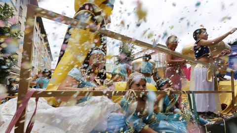 Una de las carrozas rodeada de confeti durante la Batalla de Flores de la edición del año pasado.