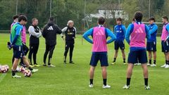 Roberto Aguirre, en el centro, al comienzo del entrenamiento del Vetusta