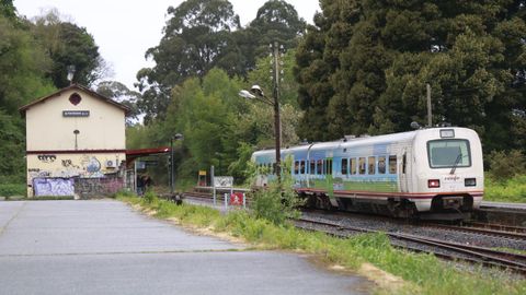 El tren en el que se realizó el viaje reivindicativo a Betanzos, a su paso por Pontedeume, donde los pasajeros que se subieron ya tuvieron que ir de pie.