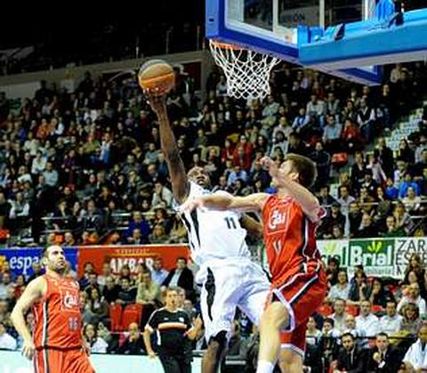 El Obradoiro baj� la guardia en el �ltimo cuarto y el CAI Zaragoza se qued� con la victoria.