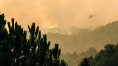 Medios areos trabajaban este domingo para sofocar el fuego que afecta a Santa Cruz del Valle, vila