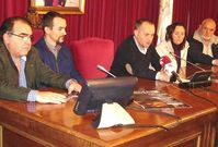 Flores, primero por la izquierda, anima a colaborar con el Concello.