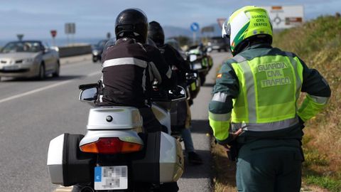 La imagen es del verano del 2020 y en ella se ve a dos agentes camuflados junto a un compaero uniformado.