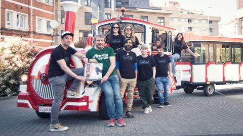 Parte de los integrantes de la asociaci�n polArte: de izquierda a derecha<br />Eduardo G, Ignacio C. de Cometa Verde, Bel�n T. Samuel R., Noelia B., Beatr�z V., Ram�n A. y<br />Leticia C. Dentro del tren el conductor que guiar� el tren tur�stico el pr�ximo domingo