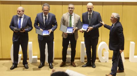 Javier Herrador, segundo por la derecha, recogiendo el premio en el acto de Cluergal junto a Ral Rico, Orlando Alonso y Julio Martn, por el impulso a la cadena de valor de la elica marina. A la derecha, Jos Ramn Franco, presidente del clster