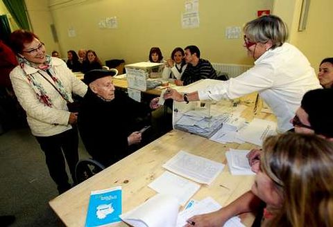 Jos Prieto, que en enero cumplir 102 aos, votando en el colegio Fernndez Latorre.