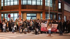 Imagen de una de las caceroladas convocadas frente al centro de salud de Xinzo.