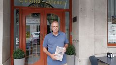 Jos� Maria Lago con su nuevo libro ante el Ateneo Casino de Monforte, donde comienza la acci�n de la novela