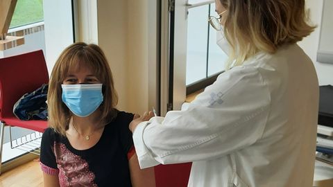 La consejera de Hacienda, Ana C�rcaba, nacida en 1972, vacun�ndose contra la Covid-19