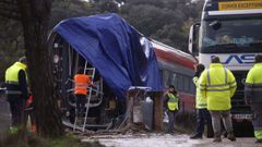 Operarios trabajan, este s�bado, en la retirada del los vagones del Iryo de las v�as en Adamuz.