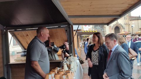 El alcalde de Oviedo, Alfredo Canteli, y la concejala de Festejos, Covadonga D�az, en la inauguraci�n de la feria de La Ascensi�n