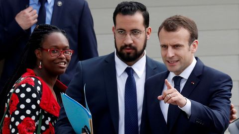 Macron, junto a su guardaespaldas y asesor Alexandre Benalla, en abril del 2018.