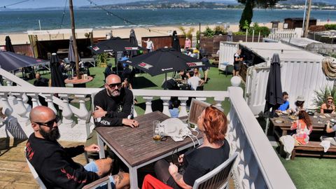 Gente disfrutando en las terrazas de la playa de Gandar�o