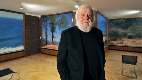 Baldessari, ante una de sus instalaciones, en el 2009