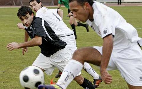 Davic�n, a la izquierda, trata de neutralizar la internada de Fabrice en un partido Ferreira-Lemos.