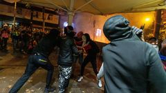 Un grupo de manifestantes arrasa una c�ntrica terraza en Barcelona durante los disturbios del jueves