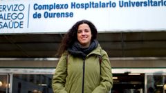 La diputada nacionalista Noa Presas, a las puertas del CHUO, en Ourense