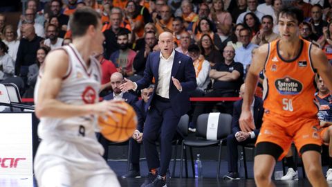 Carles Marco siguiendo el partido desde el banquillo.