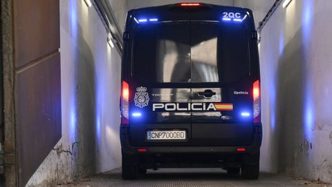 El furg�n policial que traslada a uno de los padres entra en el garaje de la Audiencia Provincial de Oviedo