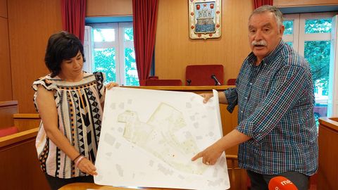 El alcalde muestra el proyecto del parque en compañía de Conchi Pérez, de Trébore Jardinería, la empresa encargada de la ejecución