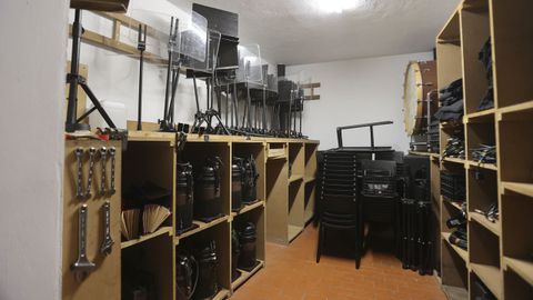 Uno de los camerinos utilizados como almacén para material técnico