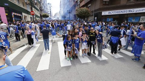 Recibimiento de la afición del Real Oviedo ante el playoff con el Espanyol