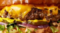 Detalle de una hamburguesa, plato t�pico de la dieta hipercal�rica y la comida r�pida