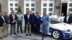 Organizadores, autoridades y patrocinadores junto a Daniel Alonso y el veh�culo con el que gan� hace ahora 25 a�os el Rally Princesa de Asturias