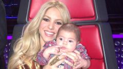 Shakira, junto a su hiijo Mil�n Piqu�, en el plat� de �La Voz�.