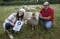 Bea Carb�n, a fiandeira, e Delf�n Feal, o pastor, con Rodolfo, un dos carneiros do raba�o que coida en Cabanas