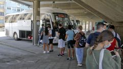 Fila de viajeros aguardando a subir al autob�s en la estaci�n de Ferrol, en una foto de archivo.