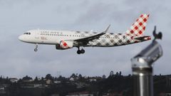 Avi�n de Volotea aterrizando en A Coru�a.