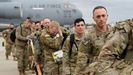 El personal militar de la 82 Divisi�n Aerotransportada y el 18 Cuerpo Aerotransportado abordan un avi�n de transporte C-17 para su despliegue en Europa del Este,