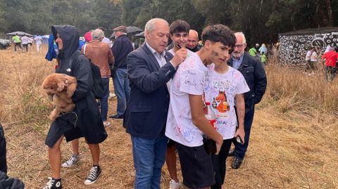 Tom� firma la camiseta de uno de los muchos j�venes que acudieron a la romer�a