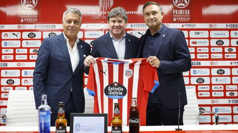 De izquierda a derecha: Adrián Raguza Vega, nuevo vicepresidente y director general del CD Lugo, Ronald Baroni, presidente, y Javi Recio, nuevo director deportivo