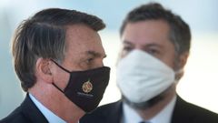 El presidente de Brasil, Jair Bolsonaro , y su canciller, Ernesto Ara�jo , usan mascarilla durante una rueda de prensa ayer jueves, frente al Pal�cio do Alvorada, en Brasilia, la capital del pa�s