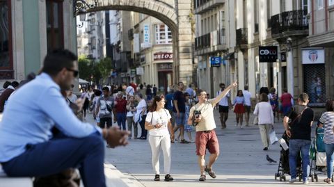 Turistas paseando en la plaza mayor de Lugo en una imagen tomada en agosto.