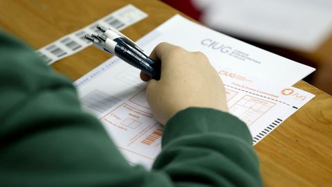 Un alumno, con el cuadernillo de las pruebas de selectividad, en una imagen del pasado curso.
