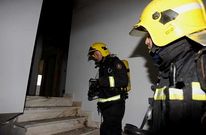 Dos bomberos acuden a sofocar un incendio intencionado en un piso del complejo el 6 de este mes. 